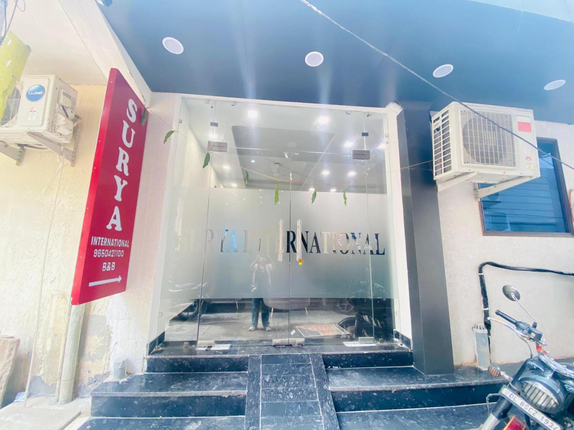 Surya International Bed and Breakfast New Delhi Eksteriør billede