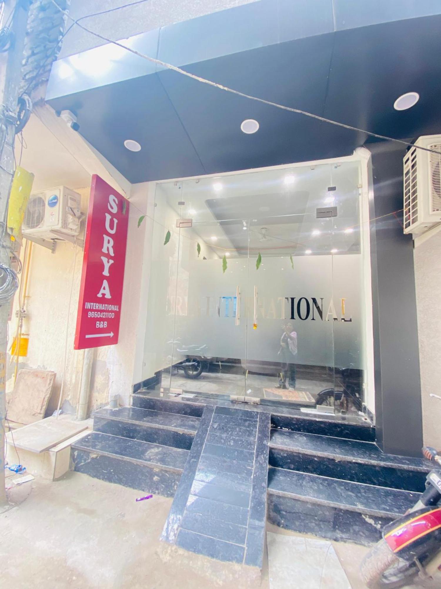 Surya International Bed and Breakfast New Delhi Eksteriør billede